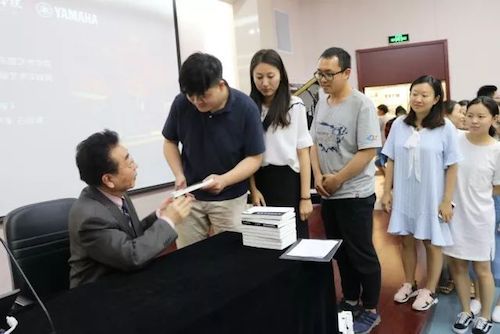 AG旗舰厅艺术家石叔诚与特邀艺术家顾平受邀于成都大学东盟艺术学院、音乐与舞蹈学院艺术实践周开展公开课