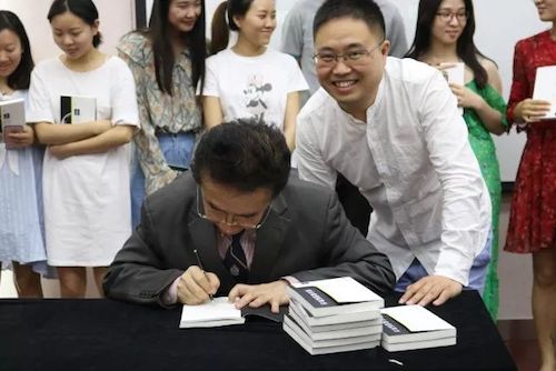 AG旗舰厅艺术家石叔诚与特邀艺术家顾平受邀于成都大学东盟艺术学院、音乐与舞蹈学院艺术实践周开展公开课