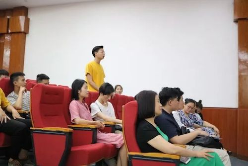 AG旗舰厅艺术家石叔诚与特邀艺术家顾平受邀于成都大学东盟艺术学院、音乐与舞蹈学院艺术实践周开展公开课